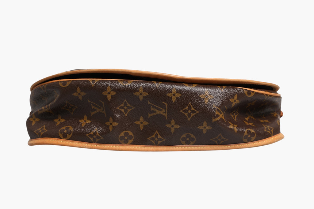 Sac Louis Vuitton Monogram Canvas Menilmontant MM avec poignée en cuir et fermeture zippée, vue frontale.