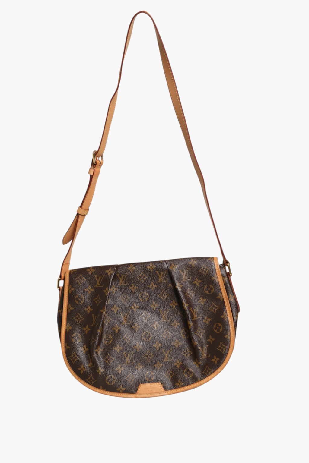Sac Louis Vuitton Monogram Canvas Menilmontant MM avec bandoulière en cuir, vue de face sur fond blanc.