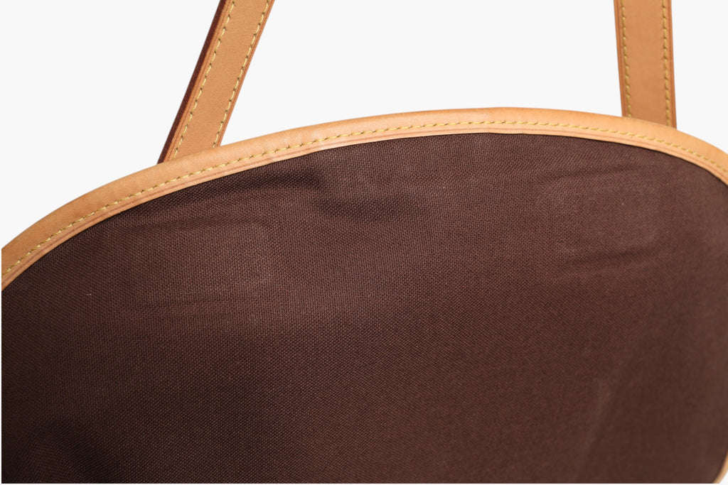 Sac Louis Vuitton Monogram Canvas Menilmontant MM avec fermeture à glissière et poignée en cuir, vue de face.