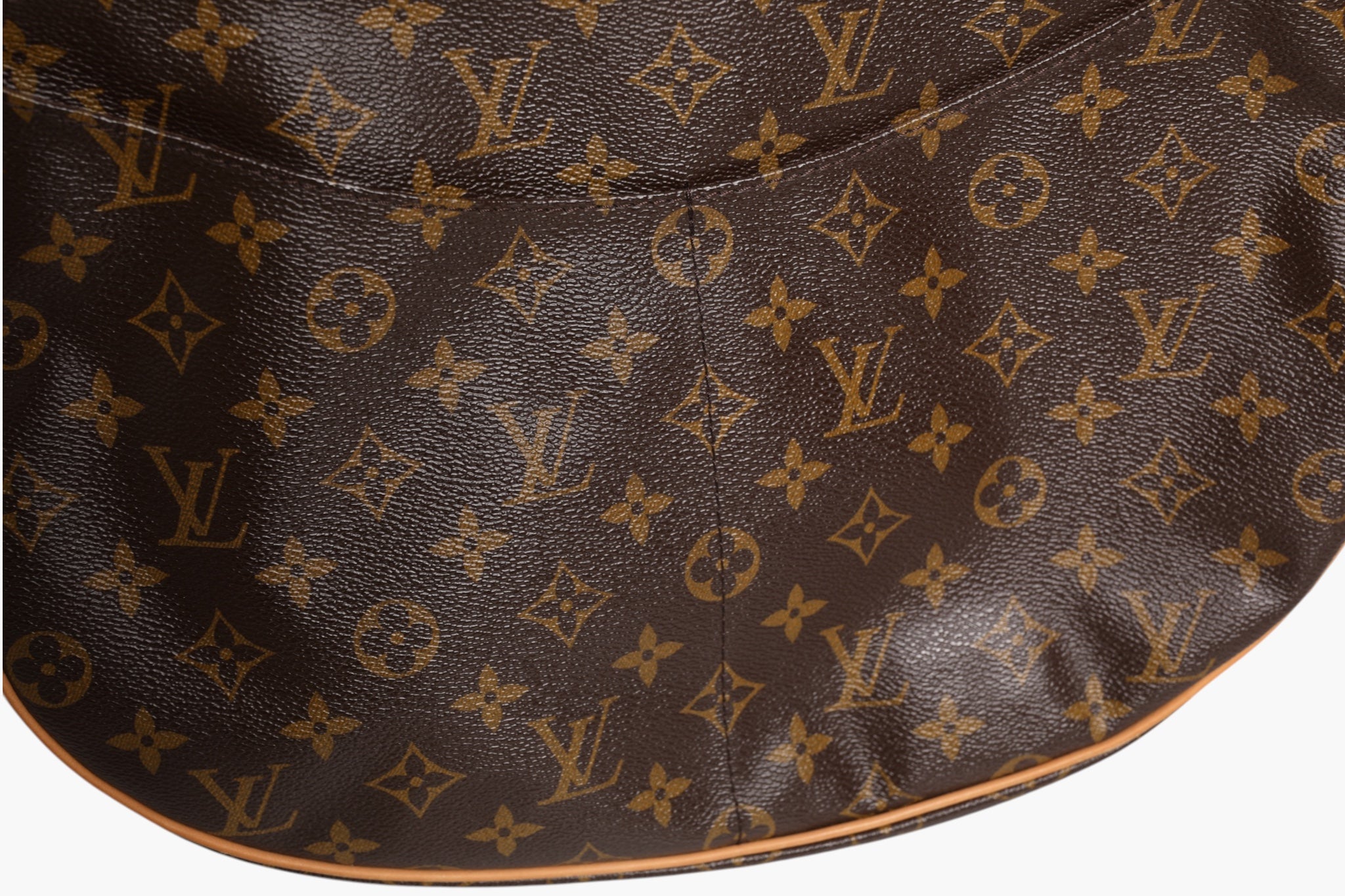 Sac Louis Vuitton Monogram Canvas Menilmontant MM avec bandoulière, vue de face, détails du tissu signature et design élégant.