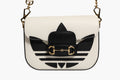 Sac bandoulière Gucci x Adidas Horsebit 1955 en cuir blanc et noir avec boucle horsebit, style élégant et contemporain.