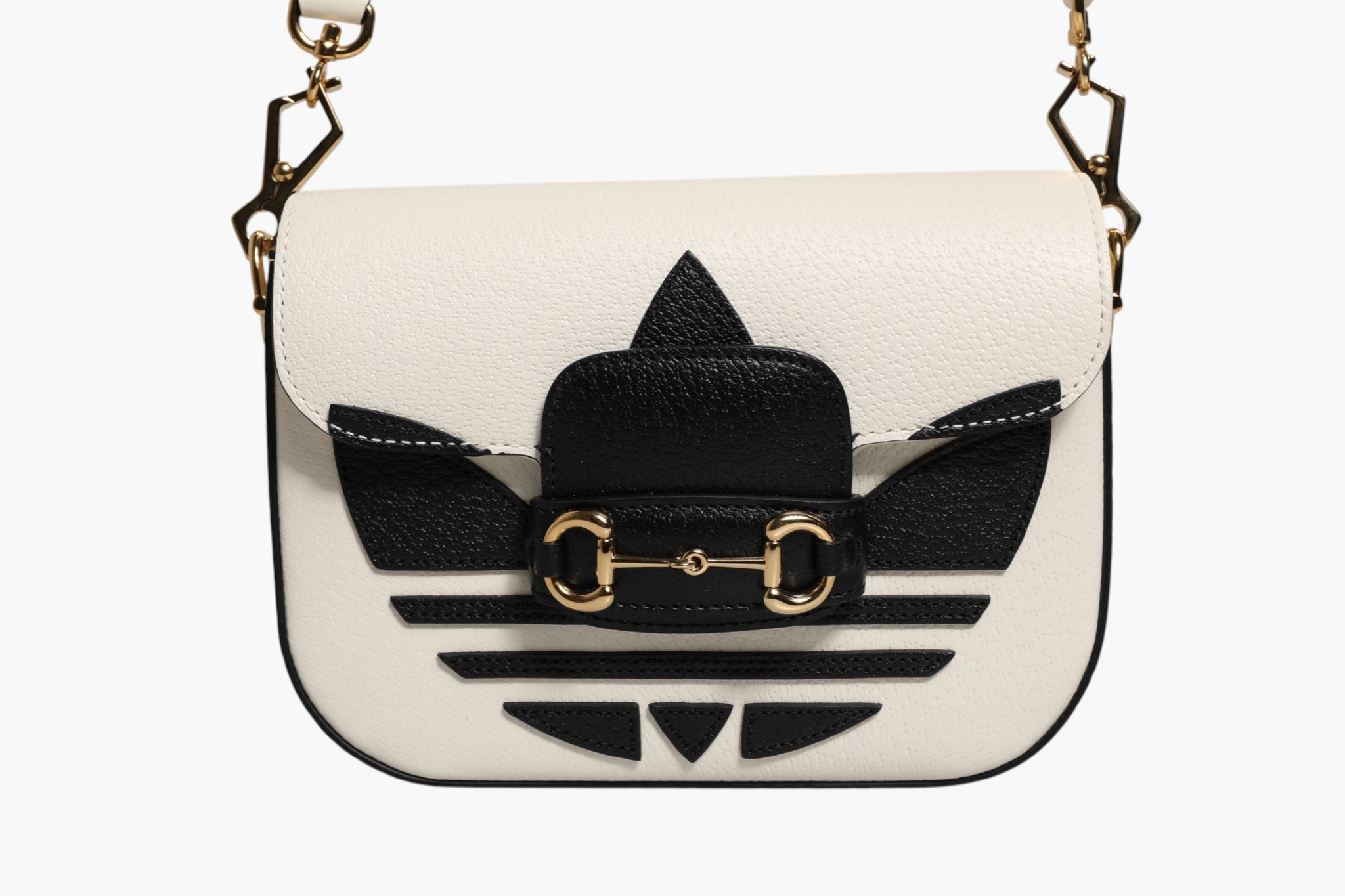 Sac bandoulière Gucci x Adidas Horsebit 1955 en cuir blanc et noir avec boucle horsebit, style élégant et contemporain.