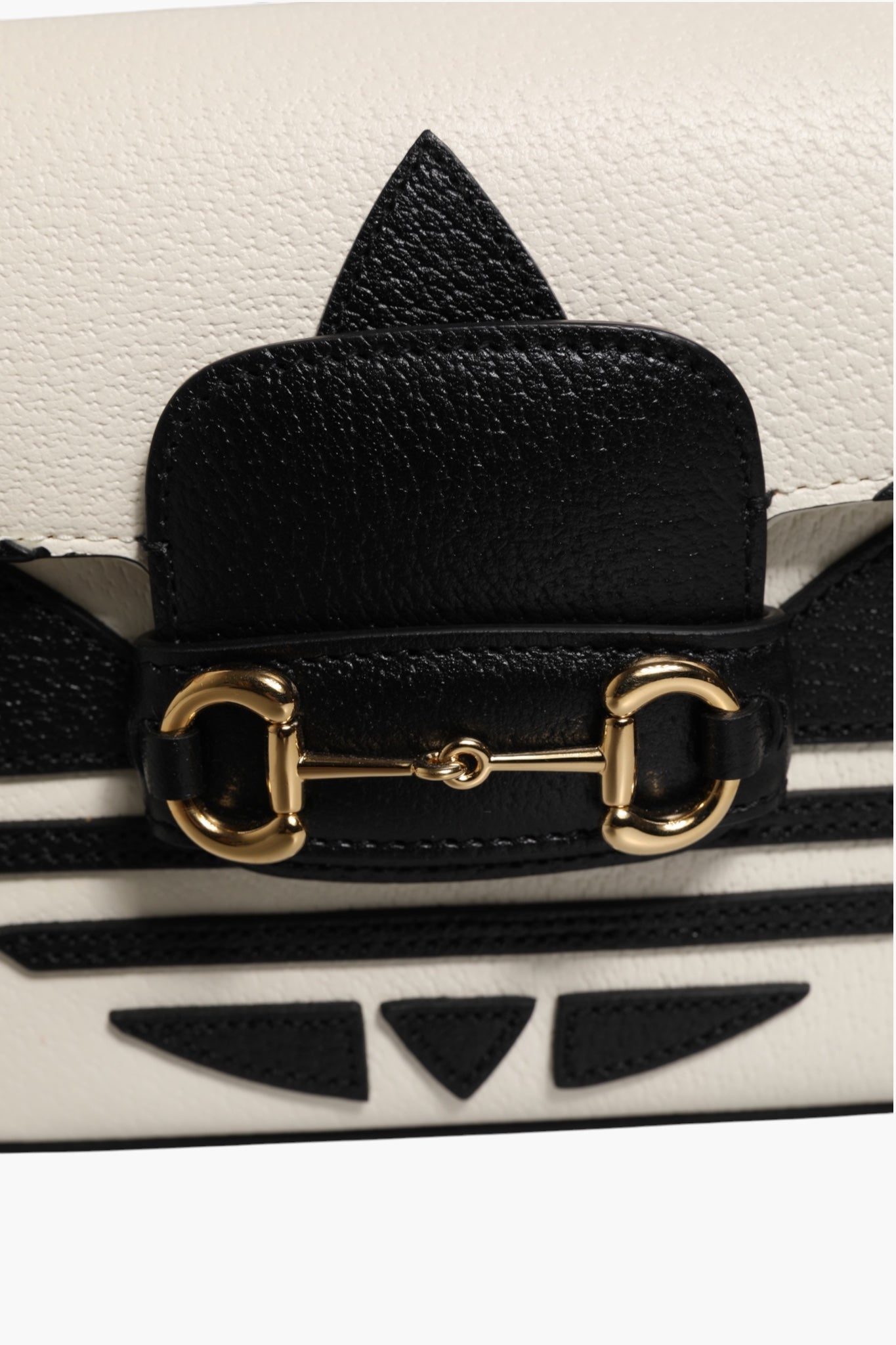 Sac à épaule Gucci x Adidas Horsebit 1955 en cuir blanc et noir, style élégant et sophistiqué.