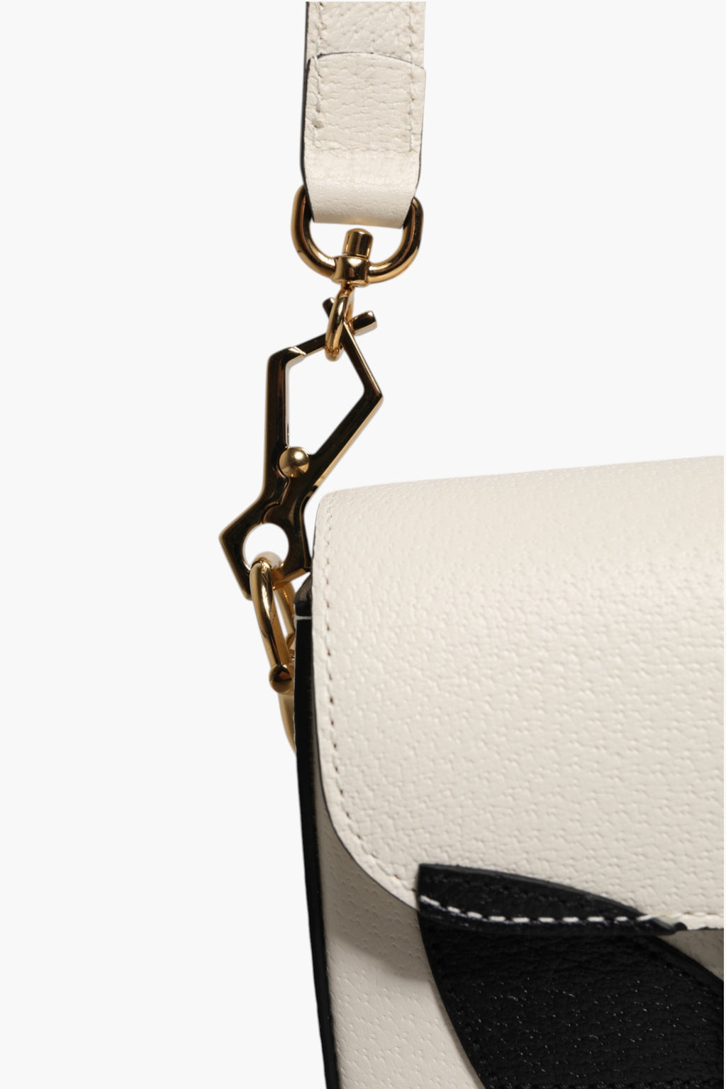 Sac Gucci x Adidas Horsebit 1955 en cuir blanc et noir, porté en bandoulière, élégant et tendance.