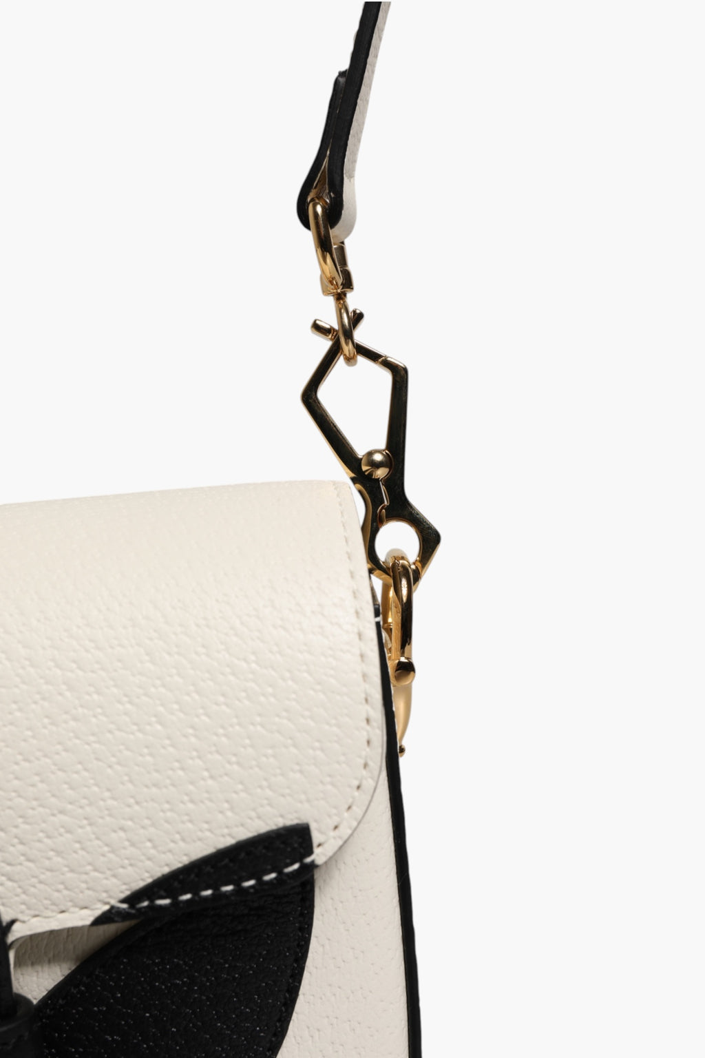 Sac à bandoulière Gucci x Adidas Horsebit 1955 en cuir blanc et noir, design élégant et tendance.