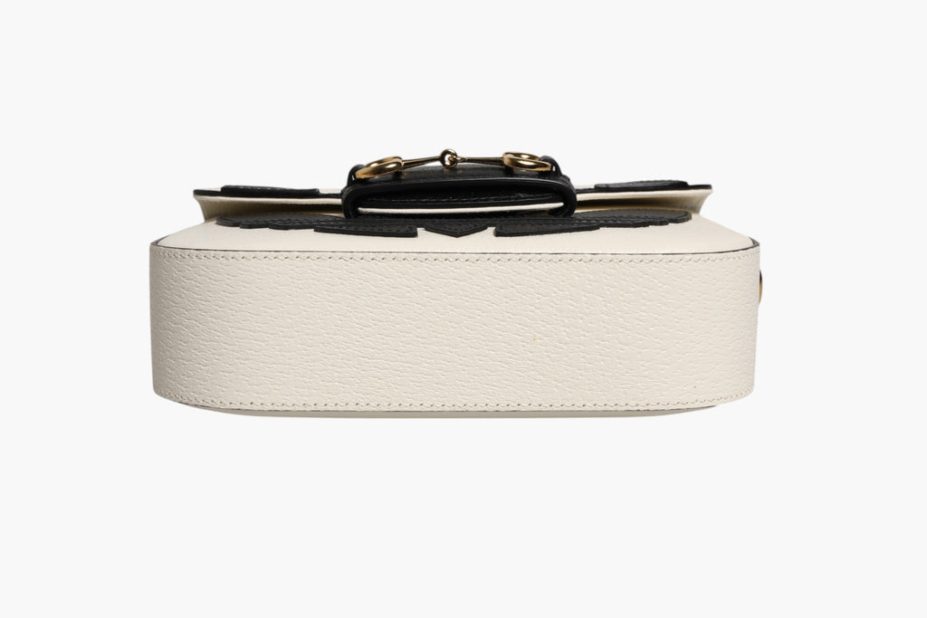 Sac Gucci x Adidas Horsebit 1955 en cuir blanc et noir, sacoche à bandoulière élégante avec détails signature.