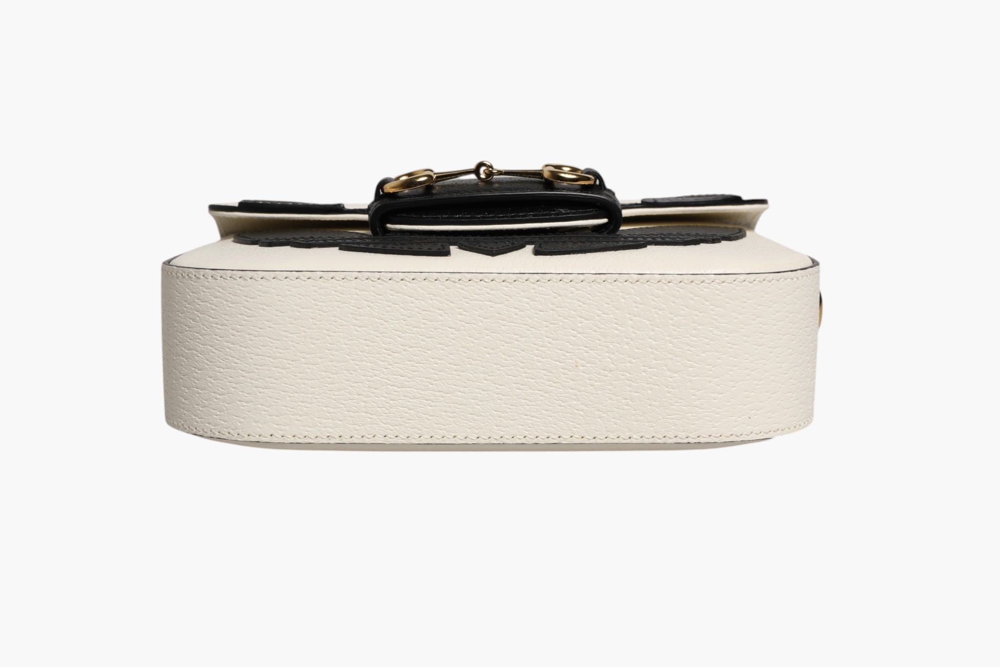 Sac Gucci x Adidas Horsebit 1955 en cuir blanc et noir, sacoche à bandoulière élégante avec détails signature.