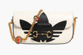 Sac à épaules Gucci x Adidas Horsebit 1955 en cuir blanc et noir, avec détails en métal, élégant et tendance.