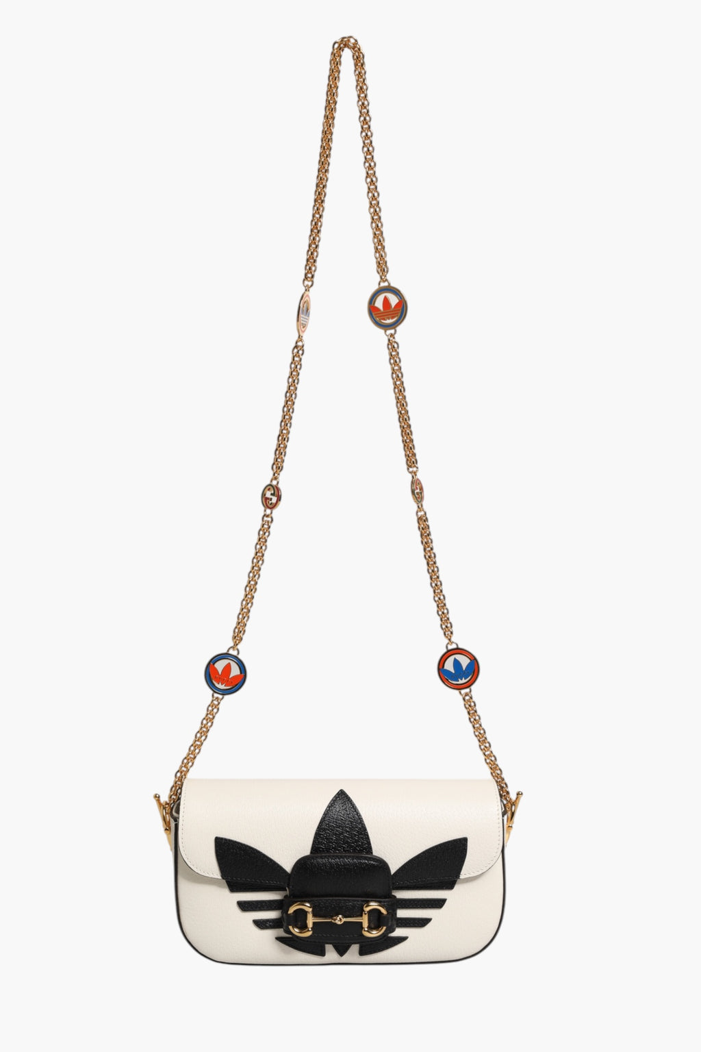 Sac Gucci x Adidas Horsebit 1955 en cuir blanc et noir, sac à bandoulière élégant avec détails métalliques.