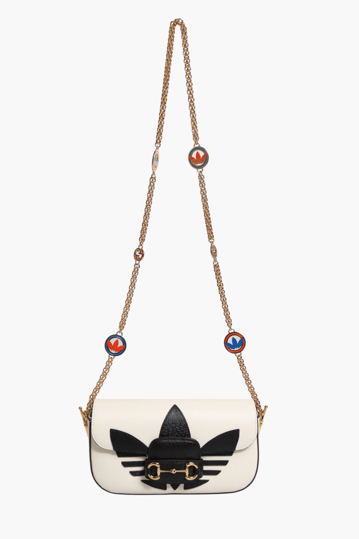Sac Gucci x Adidas Horsebit 1955 en cuir blanc et noir, sac à bandoulière élégant avec détails métalliques.