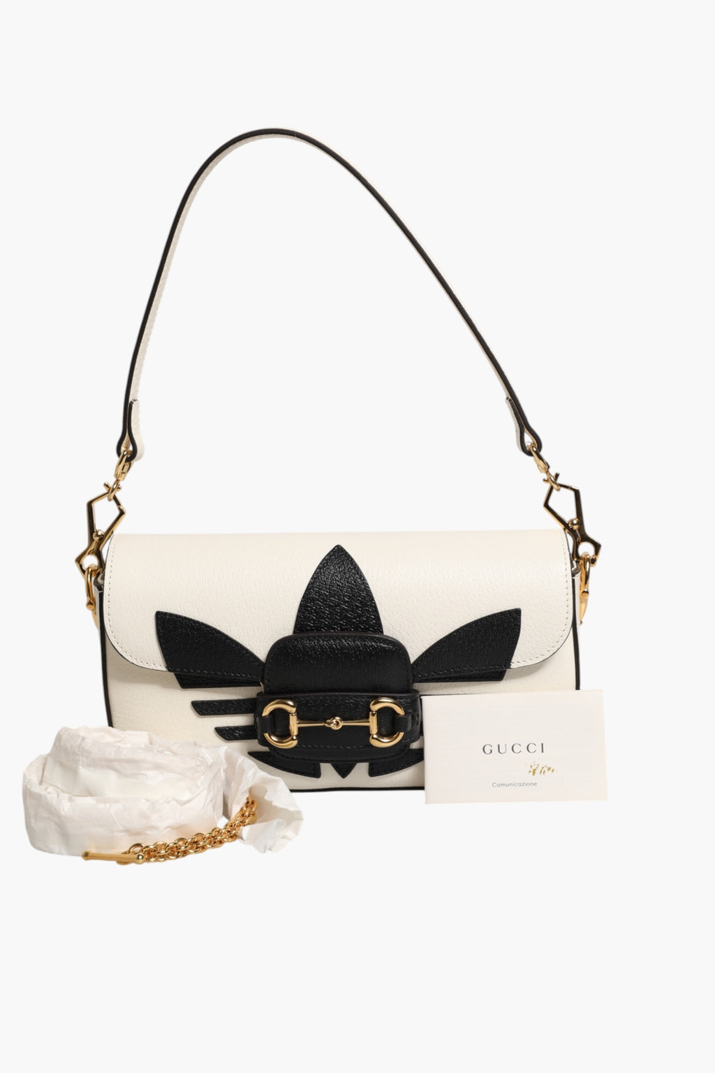 Sac à bandoulière Gucci x Adidas Horsebit 1955 en cuir de veau blanc et noir, avec logo et détails élégants.