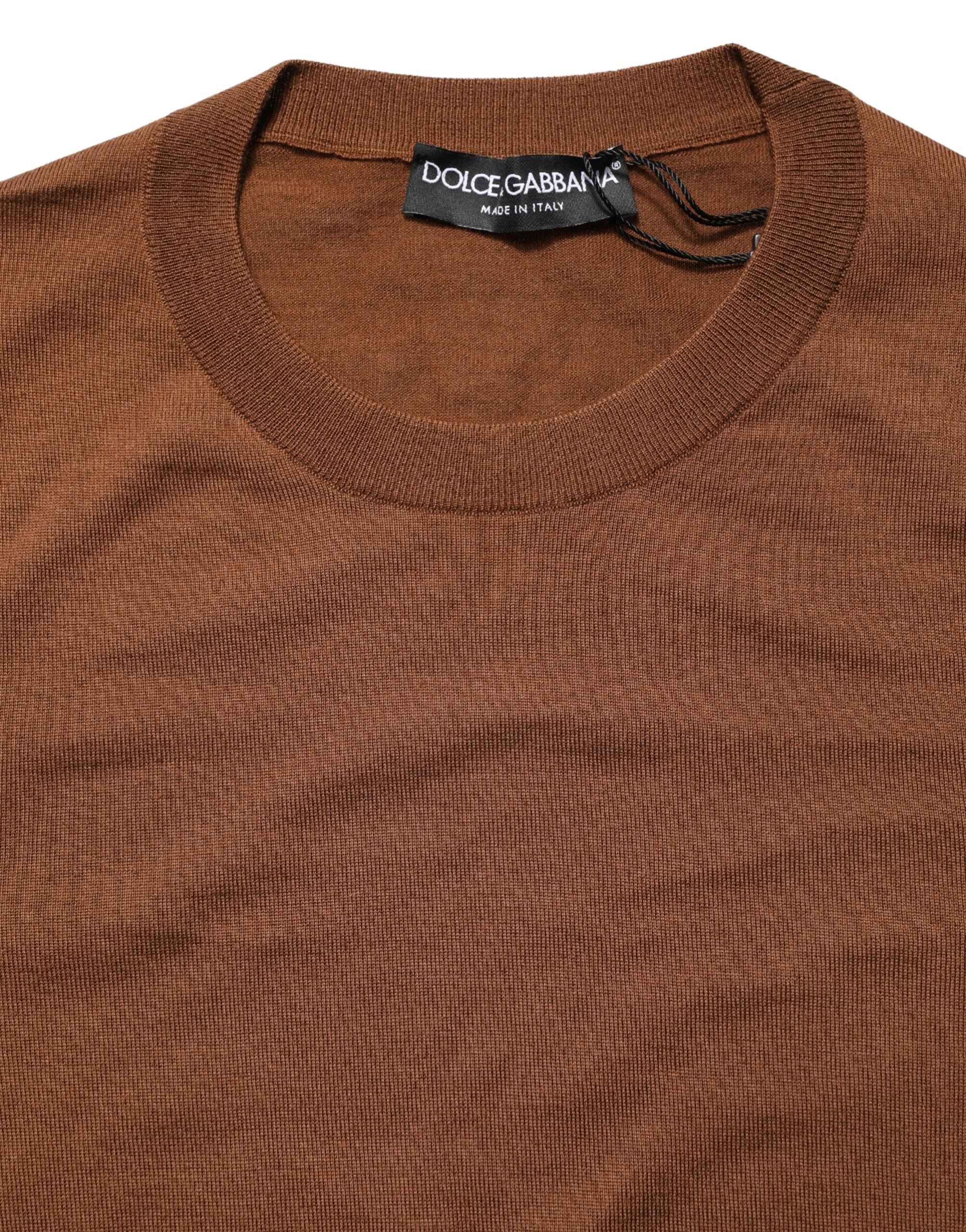 Pull homme en cachemire marron Dolce & Gabbana avec col rond, douceur et élégance visible.