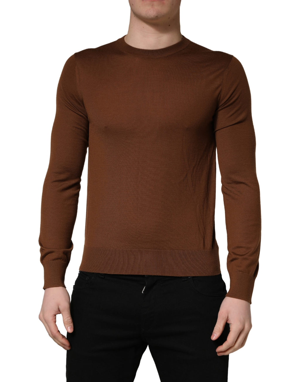Pull en cachemire marron pour homme Dolce & Gabbana avec col rond, douceur et élégance visible sur l'image.