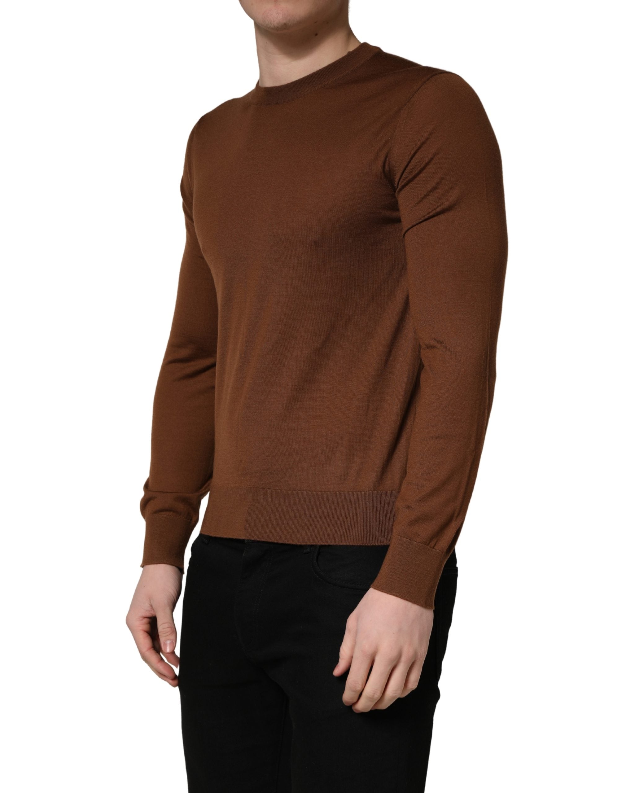 Pull homme en cachemire marron Dolce & Gabbana, col rond, élégant et doux, porté sur un mannequin.