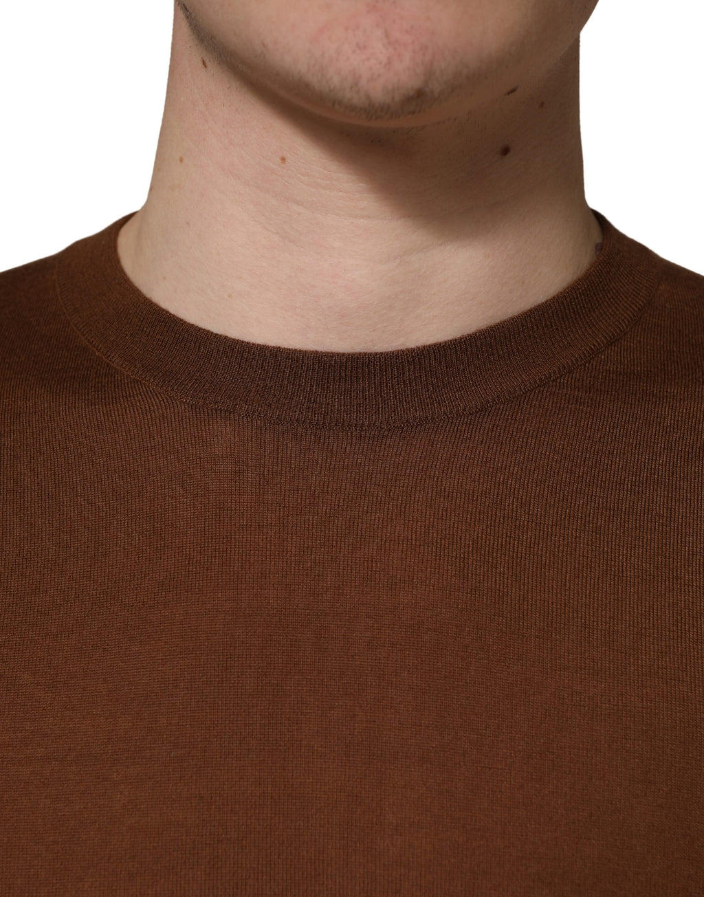 Pull homme Dolce & Gabbana en cachemire marron à col rond, mode élégante et confortable, visible en gros plan.