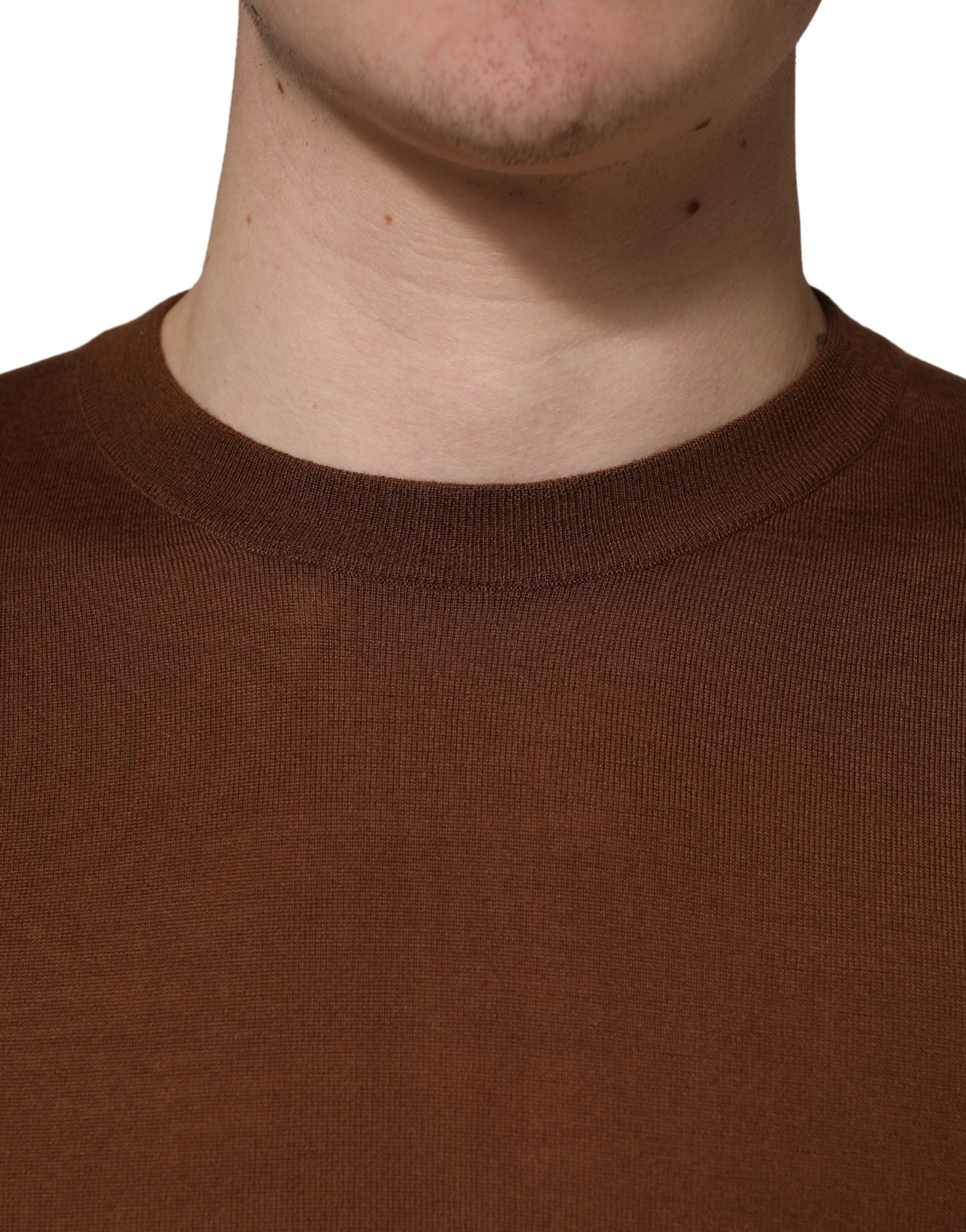 Pull homme Dolce & Gabbana en cachemire marron à col rond, mode élégante et confortable, visible en gros plan.