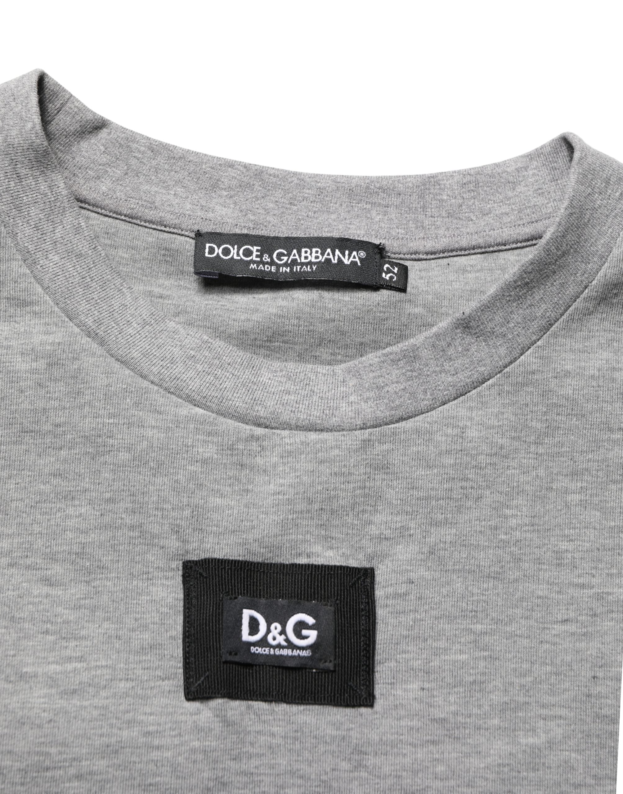 T-shirt gris en coton Dolce & Gabbana avec logo appliqué et col ras du cou, vue de face.
