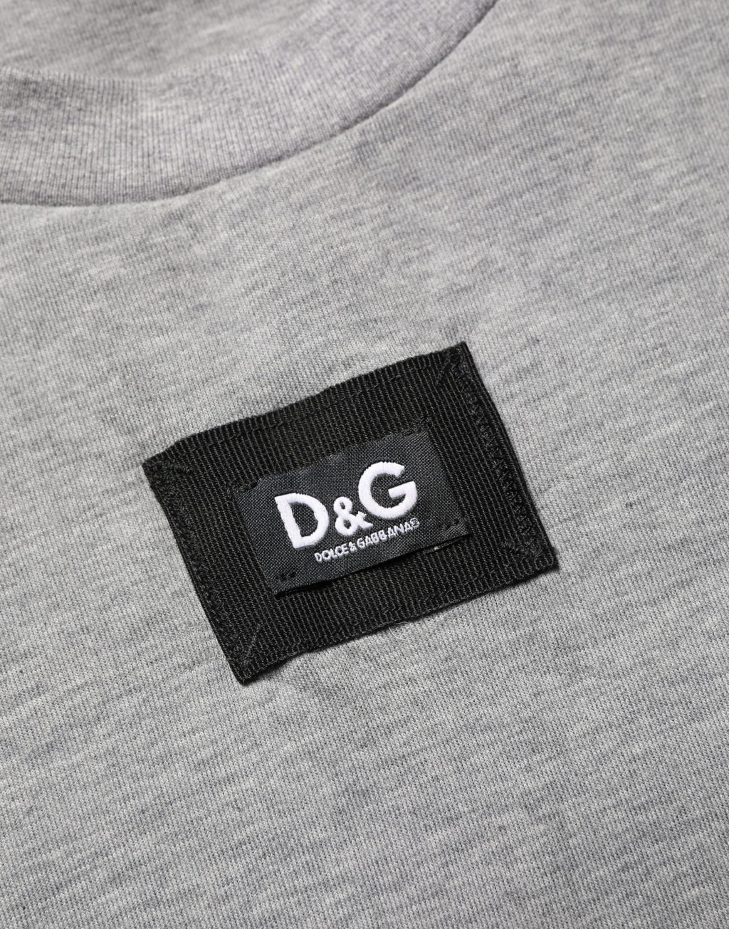 T-shirt gris en coton Dolce & Gabbana avec logo appliqué, col ras du cou, style décontracté.