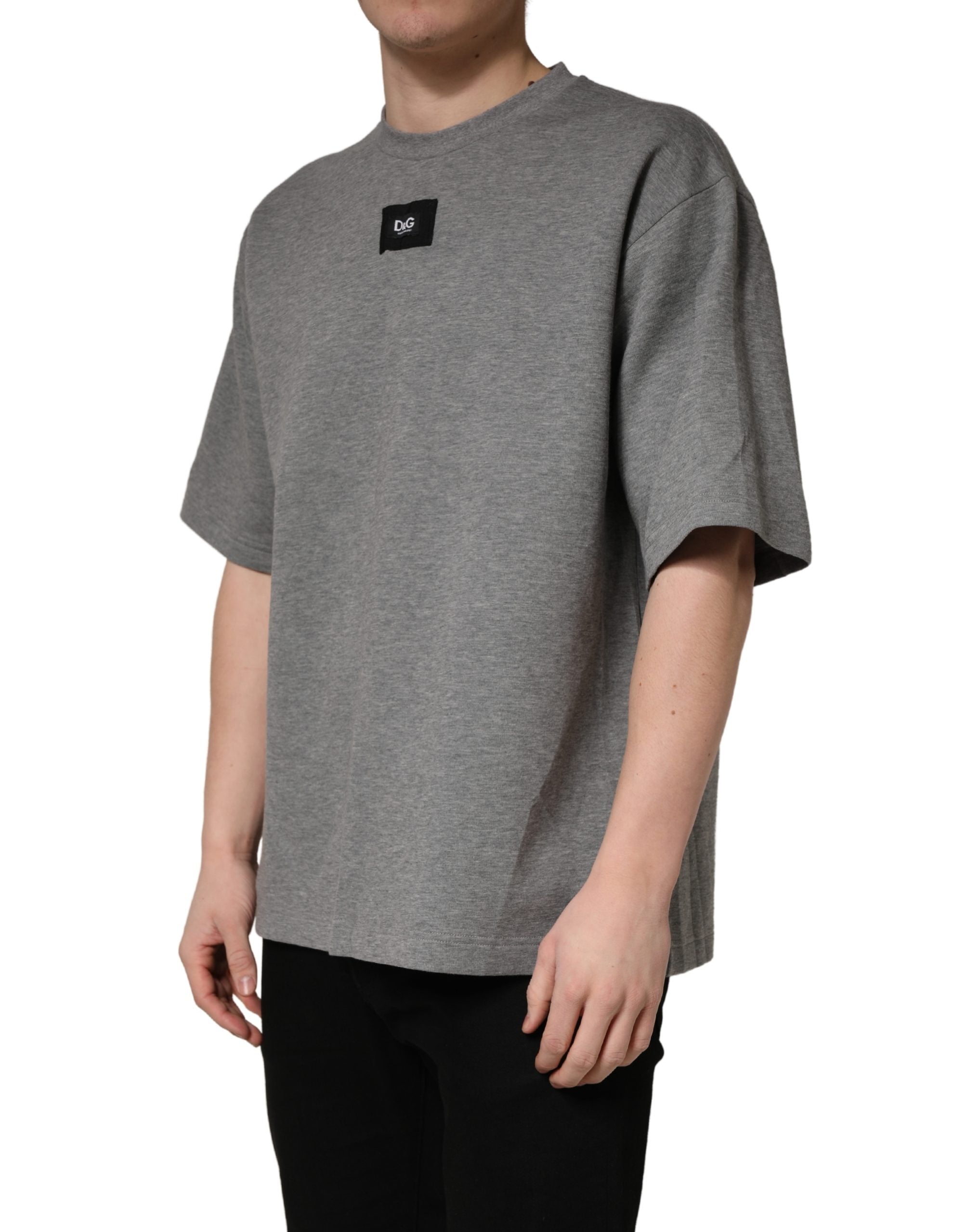 T-shirt gris en coton Dolce & Gabbana avec logo appliqué sur le col rond, coupe décontractée, vue de face.