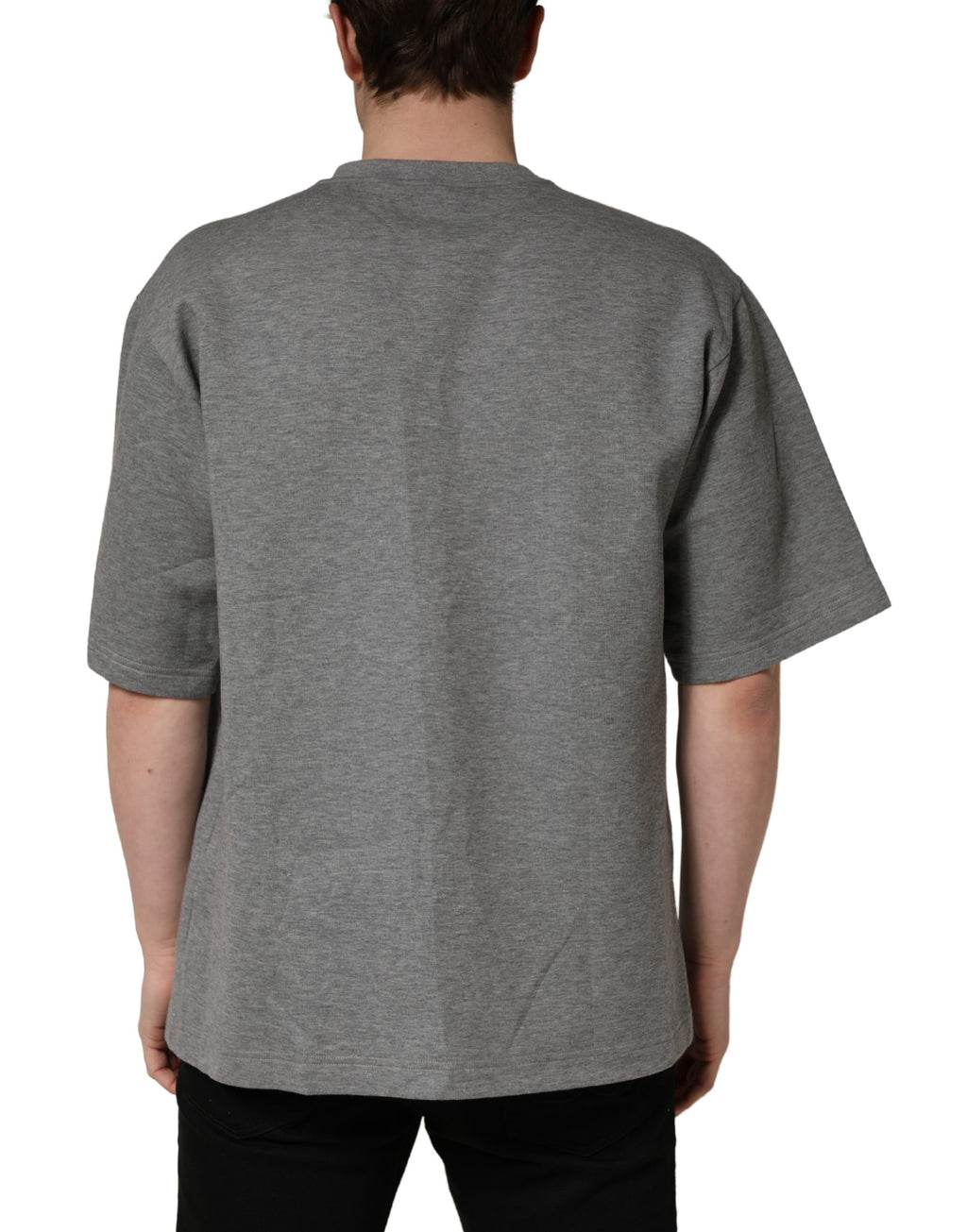 T-shirt homme Dolce & Gabbana en coton gris avec logo et appliqué sur le col rond, style décontracté.
