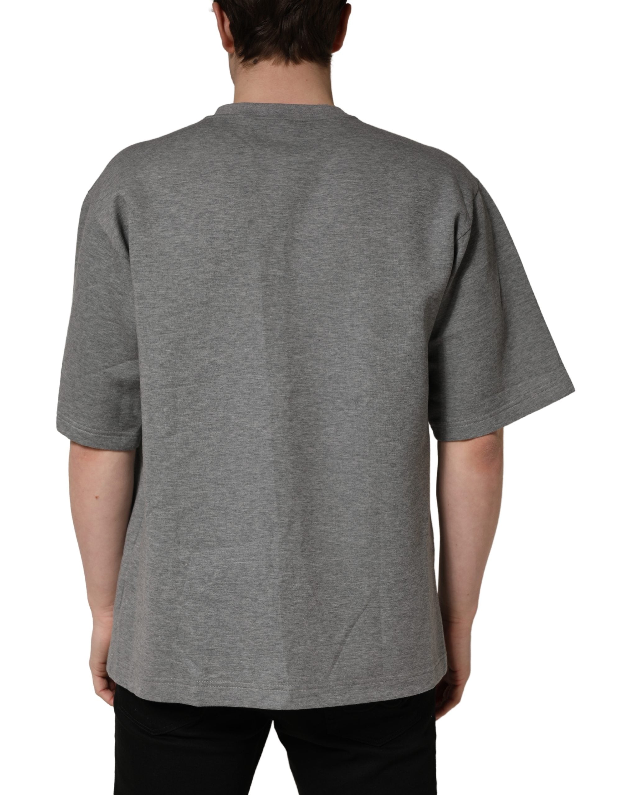 T-shirt homme Dolce & Gabbana en coton gris avec logo et appliqué sur le col rond, style décontracté.