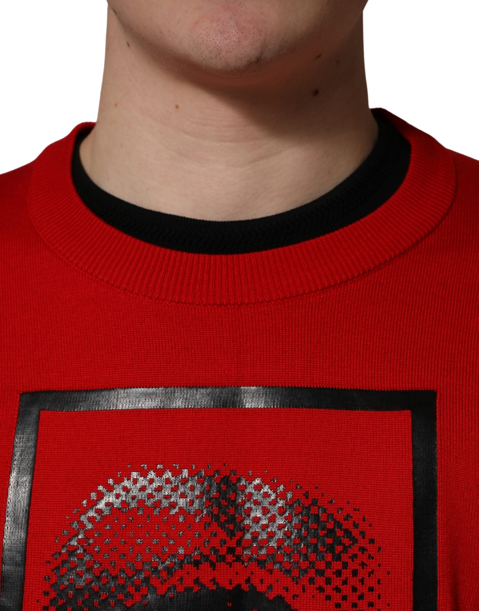 Pull en laine Dolce & Gabbana rouge à motif yeux, col rond, style décontracté et moderne, visible sur l'image.