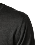 Pull à manches longues gris Dolce & Gabbana, col rond, en laine douce, porté de face avec détails de couture visibles.