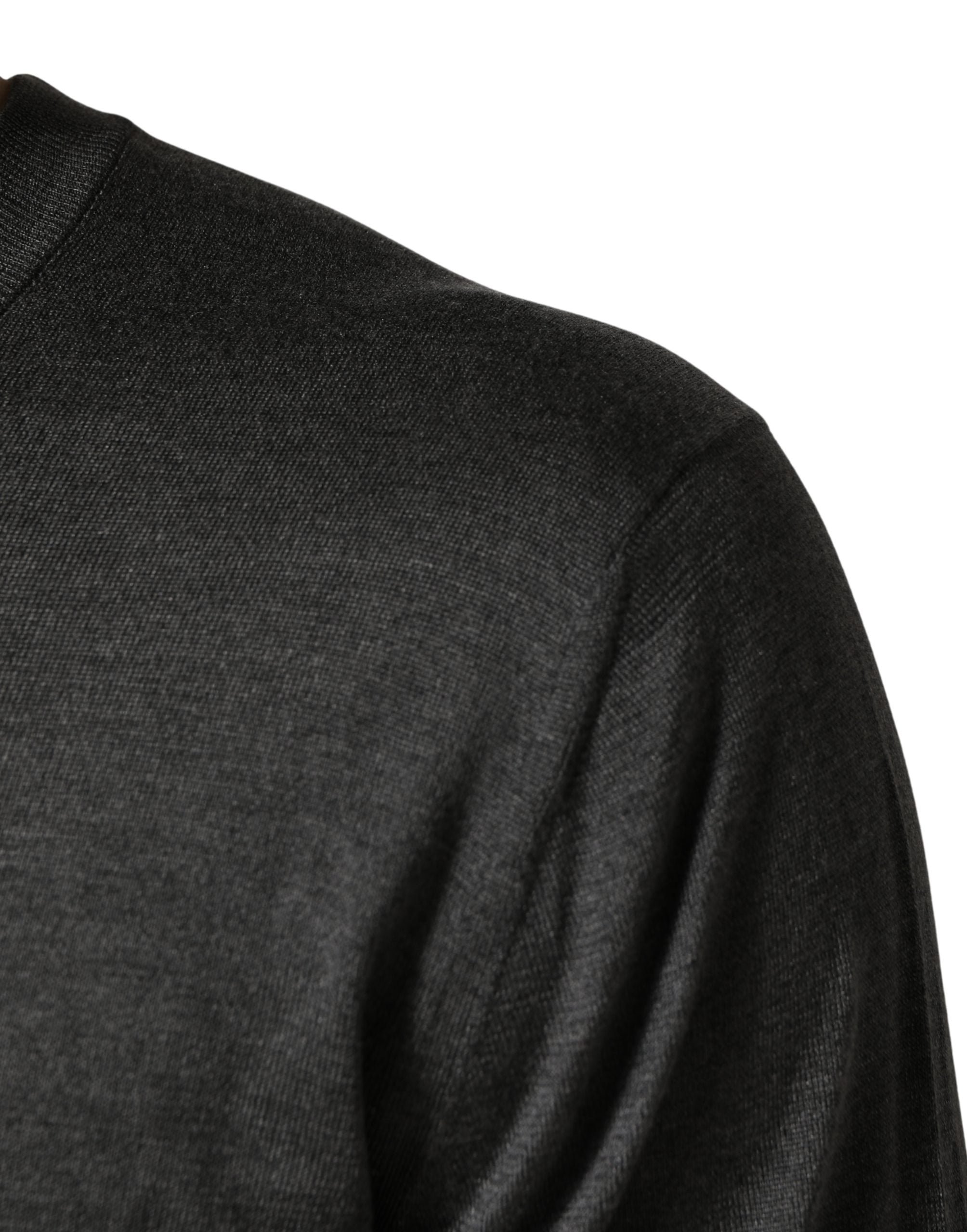 Pull à manches longues gris Dolce & Gabbana, col rond, en laine douce, porté de face avec détails de couture visibles.