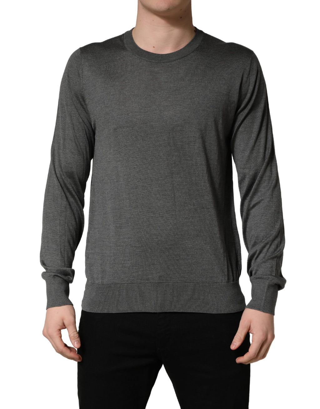 Pull à manches longues gris Dolce & Gabbana avec col rond, douceur et style élégant visible sur l'image.