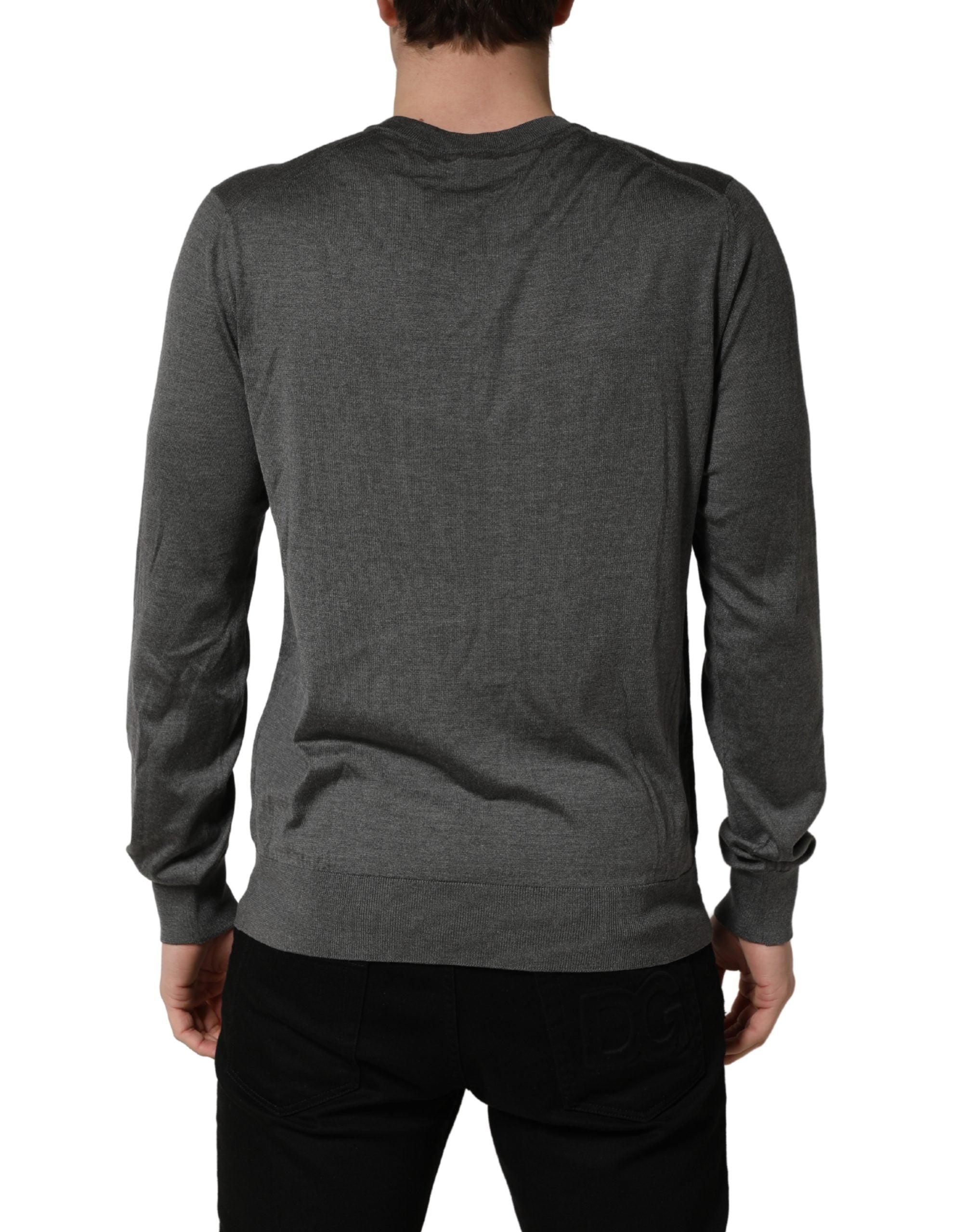 Pull à manches longues gris Dolce & Gabbana avec col rond, en laine douce, porté sur un mannequin.