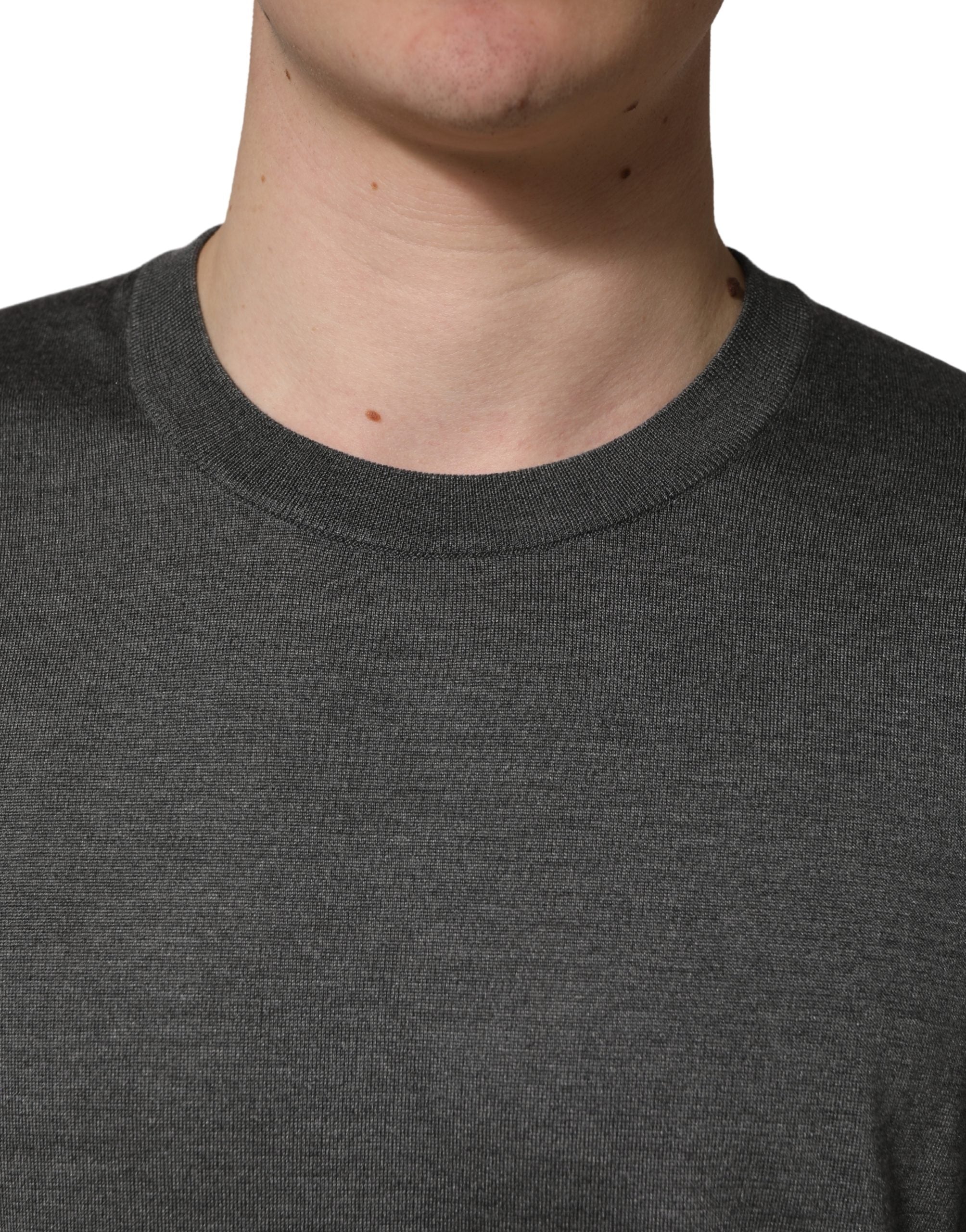 Pull en maille gris à manches longues et col rond de Dolce & Gabbana, vue de face, détails du tissu et du design élégants.