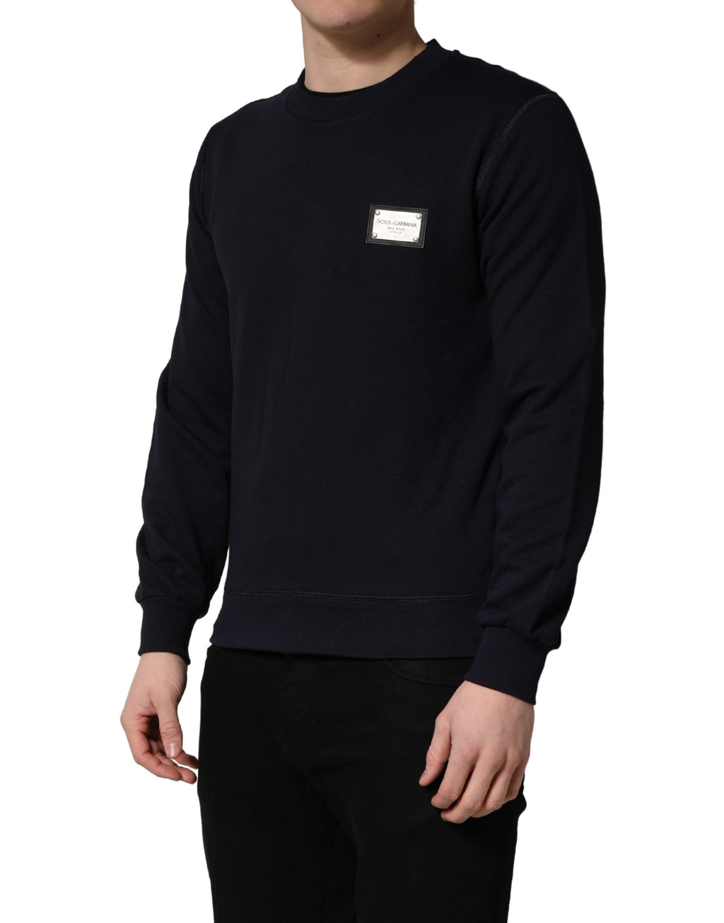 Sweat-shirt en jersey noir Dolce & Gabbana avec plaque logo, en coton, porté sur mannequin.