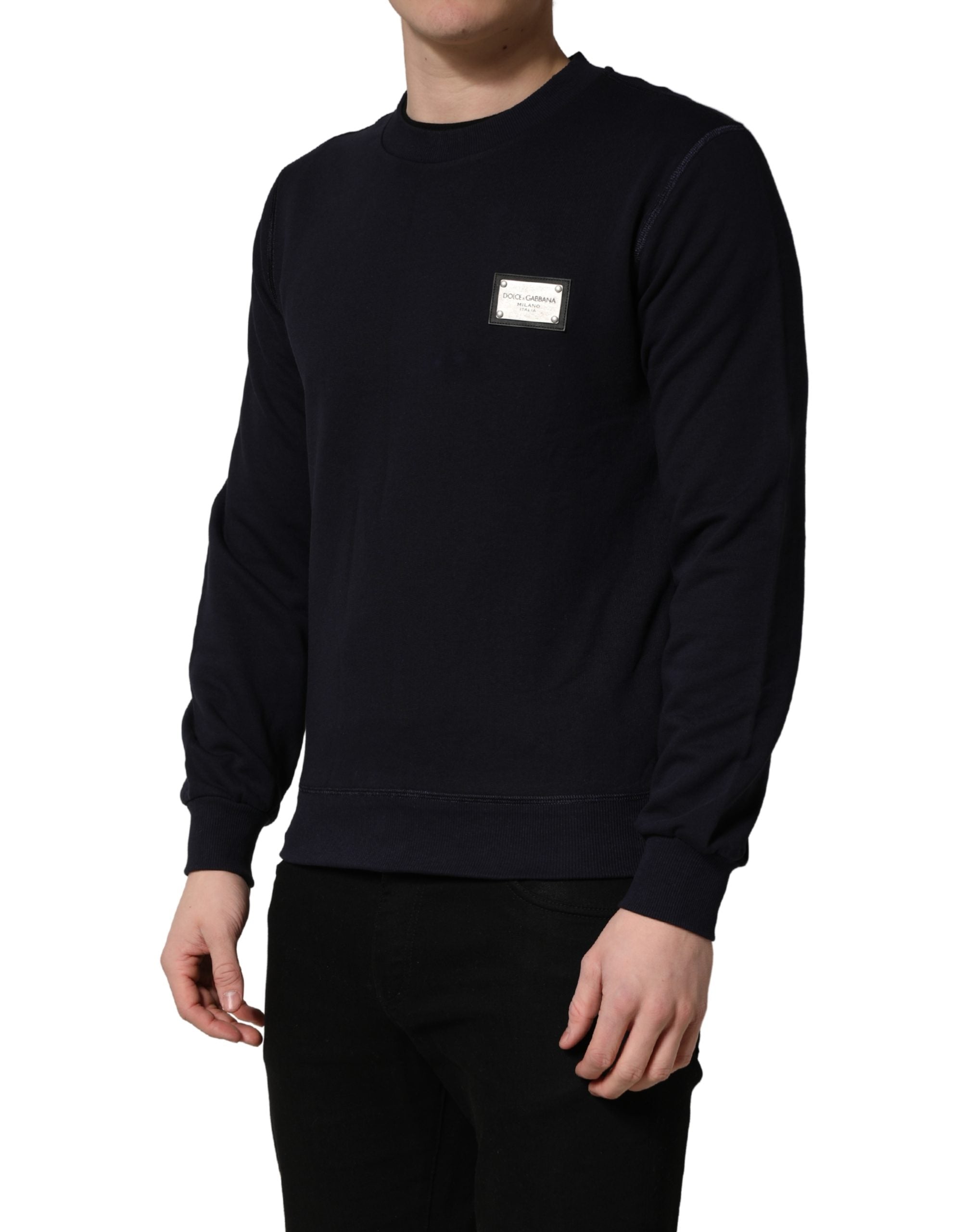 Sweat-shirt en jersey noir Dolce & Gabbana avec plaque logo, en coton, porté sur mannequin.