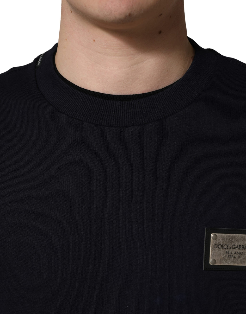 Sweat-shirt en jersey noir Dolce & Gabbana avec plaque logo en coton, style décontracté et moderne.