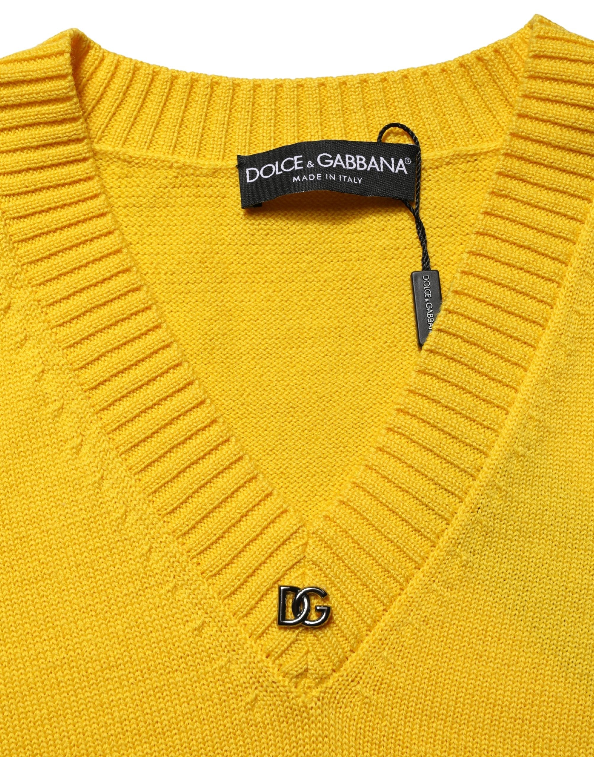Pull en laine à col en V jaune Dolce & Gabbana, tricoté, avec texture douce visible, porté sur un mannequin.