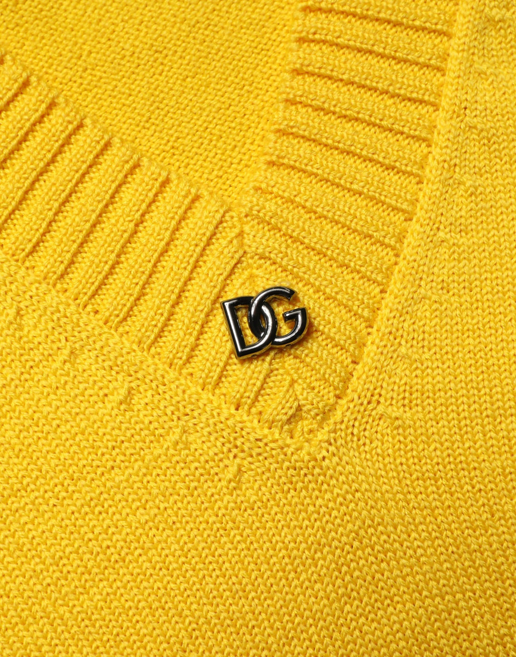 Pull en laine Dolce & Gabbana à col en V jaune, tricoté, porté sur mannequin, mettant en valeur la texture et la coupe.