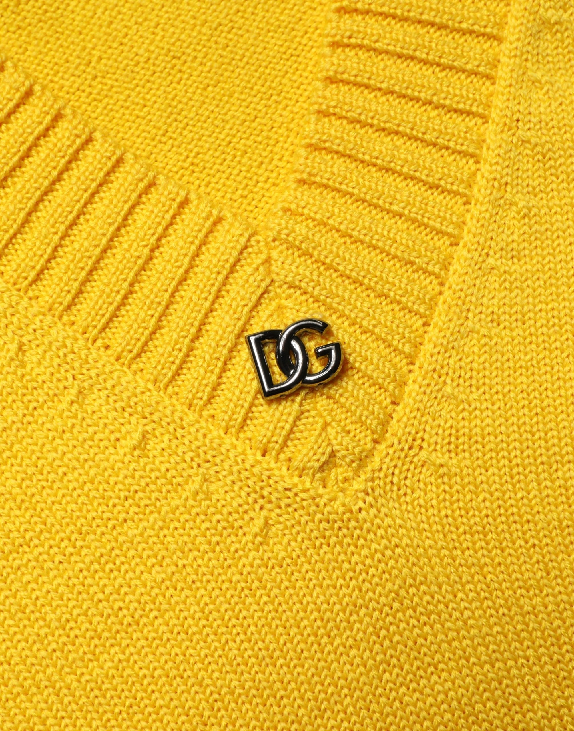 Pull en laine Dolce & Gabbana à col en V jaune, tricoté, porté sur mannequin, mettant en valeur la texture et la coupe.