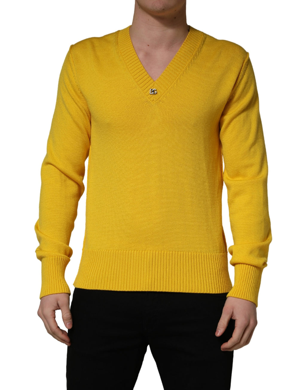 Pull en laine Dolce & Gabbana à col en V jaune, tricoté, avec un style élégant et chaud, visible sur l'image.