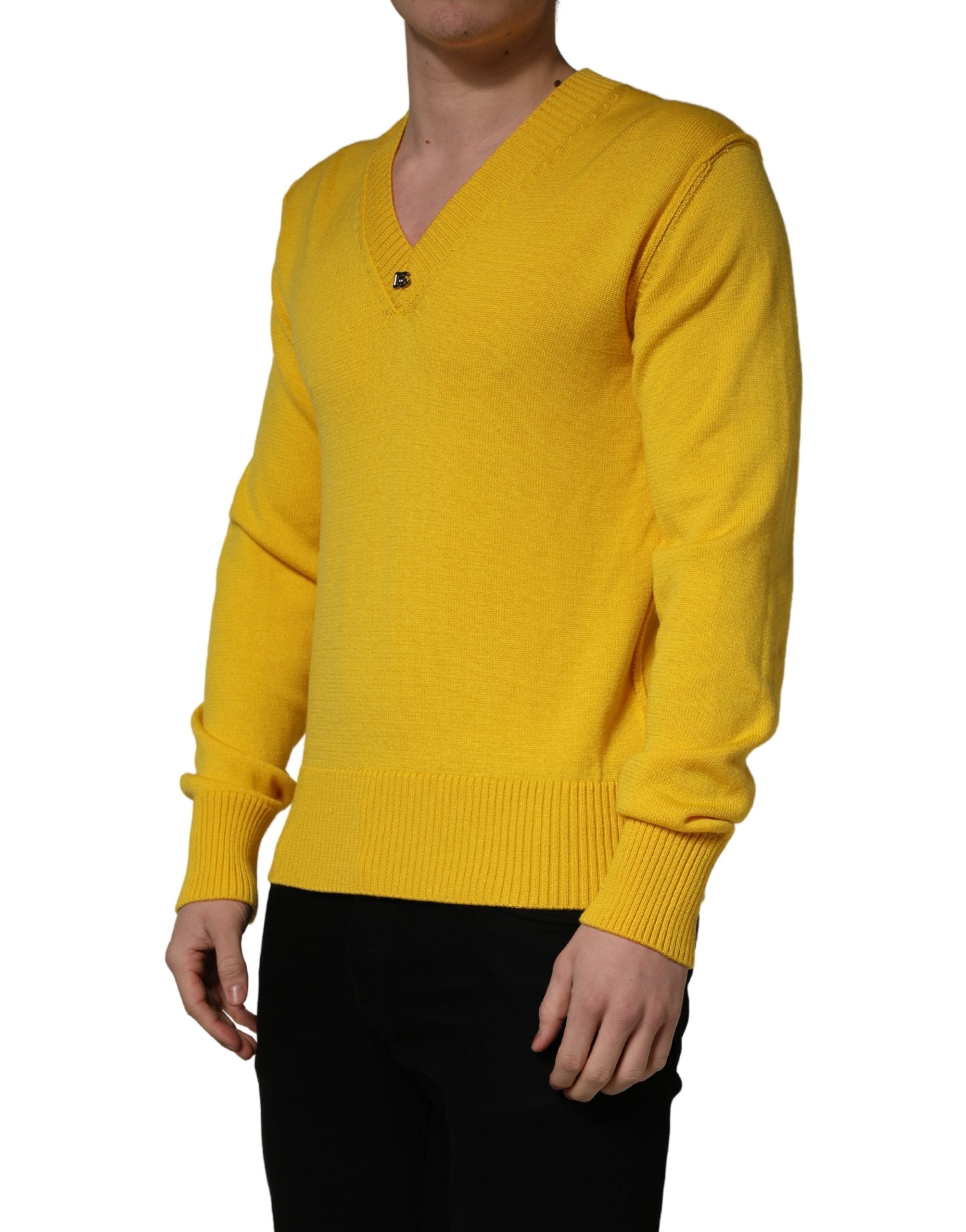 Pull en laine Dolce & Gabbana à col en V jaune, doux et chaud, porté sur un mannequin.