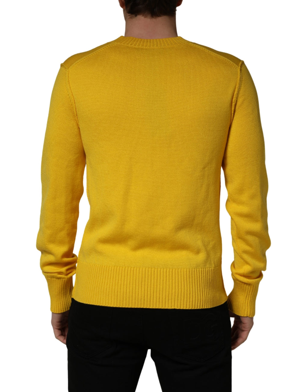 Pull en laine Dolce & Gabbana à col en V, jaune, tricoté, avec une texture douce et confortable visible sur l'image.
