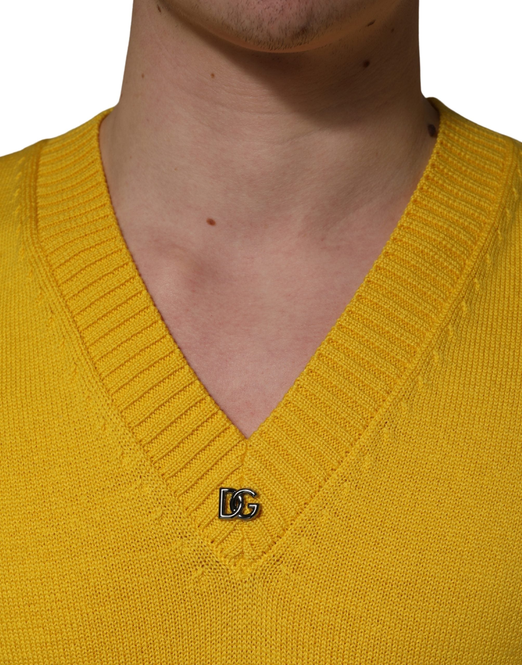 Pull en laine Dolce & Gabbana à col en V de couleur jaune, tricoté, porté sur un mannequin.