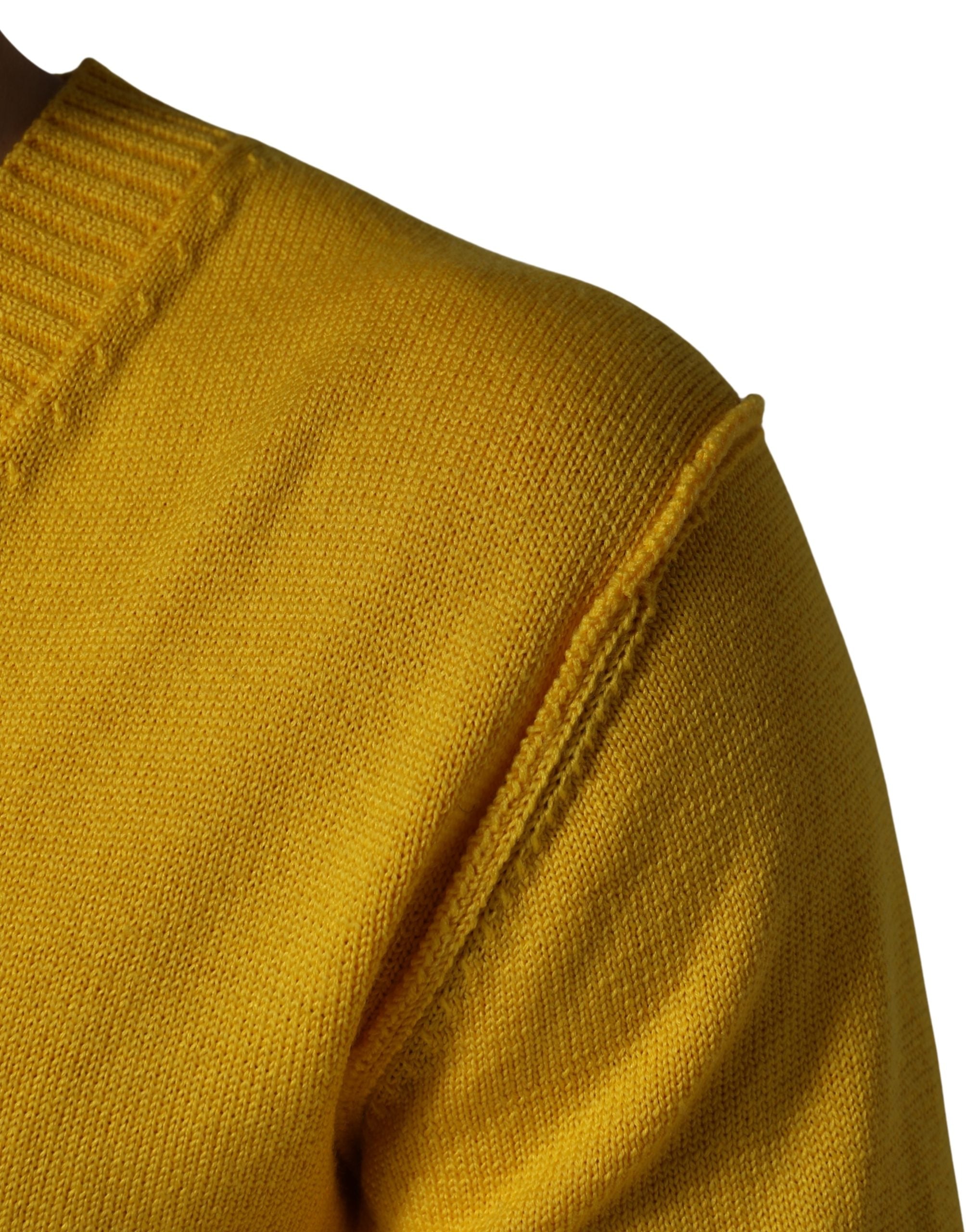 Pull en laine jaune Dolce & Gabbana à col en V, texture tricotée, porté sur un mannequin.