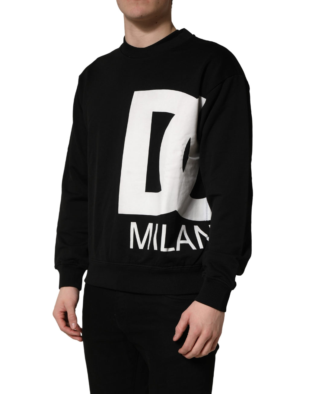 Sweat-shirt noir Dolce & Gabbana avec logo Milano en coton, décontracté et confortable, porté sur un mannequin.