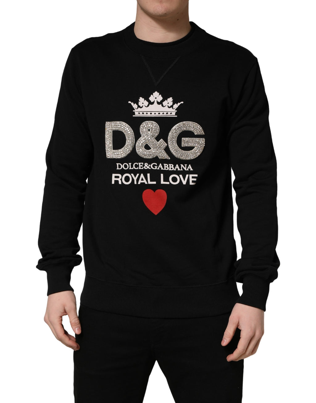 Sweatshirt en coton noir Dolce & Gabbana avec embellissements, style décontracté et élégant, porté avec détails visibles.