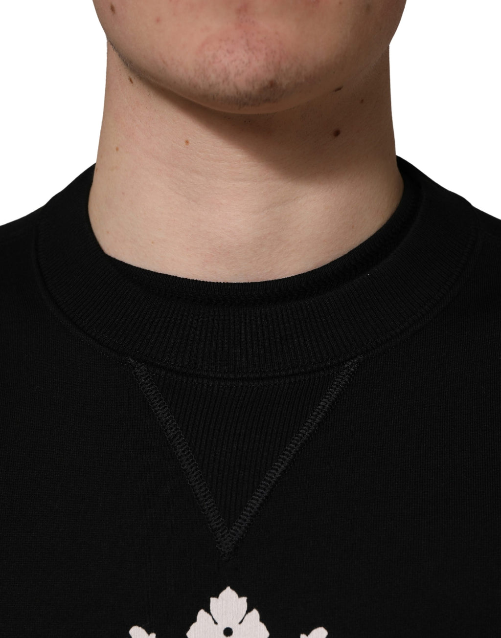 Sweatshirt en coton noir Dolce & Gabbana avec embellissements, style décontracté et détails sophistiqués visibles sur l'image.