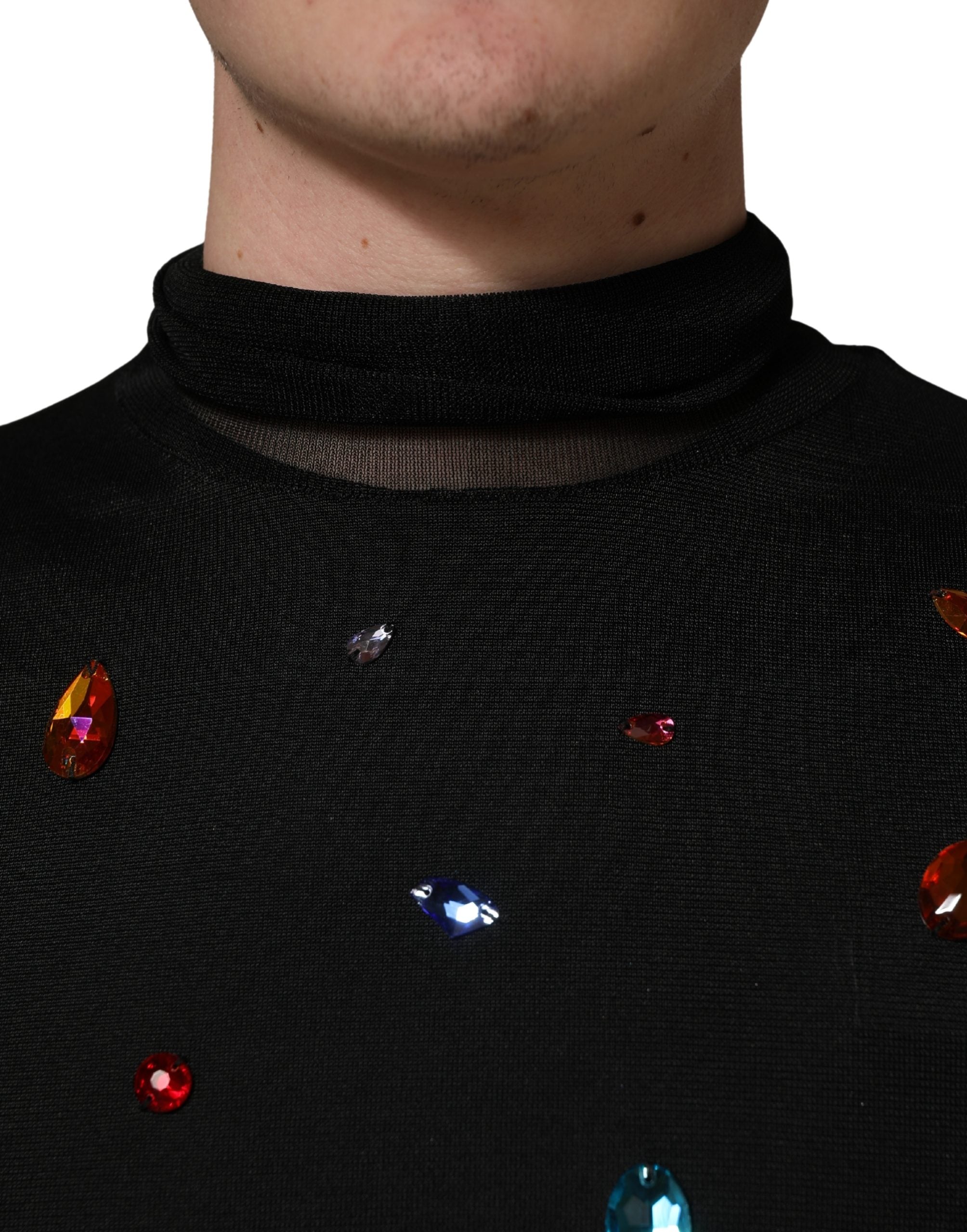 Pull Dolce & Gabbana noir avec col roulé orné de cristaux brillants et détails élégants, vue de face.