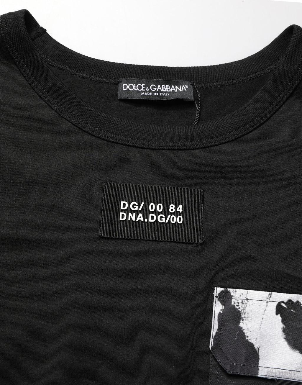 T-shirt oversize noir à camouflage et poche de Dolce & Gabbana, style décontracté avec détails modernes.