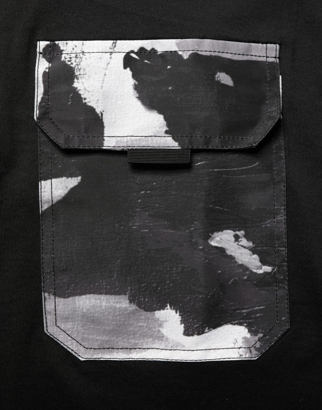 T-shirt oversize noir camouflage avec poche de la marque Dolce & Gabbana, tissu léger et style décontracté.