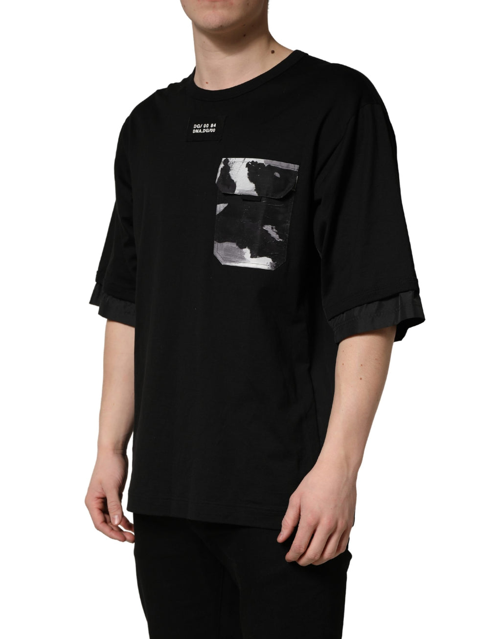 T-shirt oversize noir camouflage avec poche de la marque Dolce & Gabbana, style décontracté et moderne.