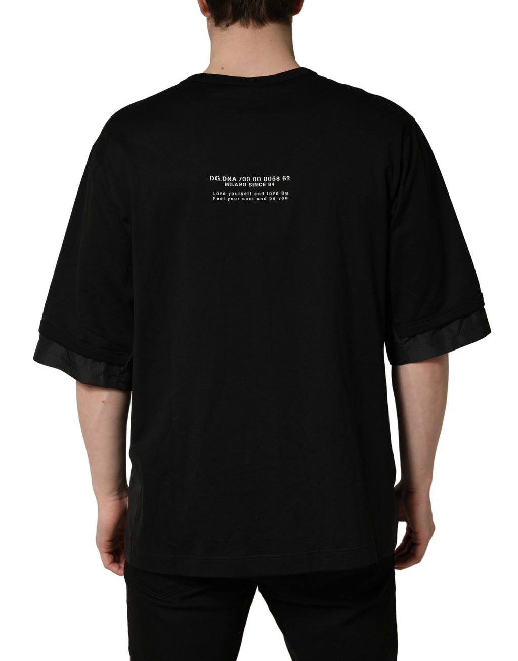 T-shirt oversize noir camouflage avec poche de la marque Dolce & Gabbana, manches longues et style décontracté.